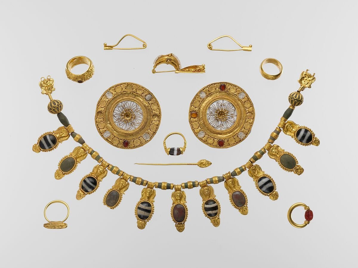 Etruscan jewelry set at the Metropolitan Museum of Art
